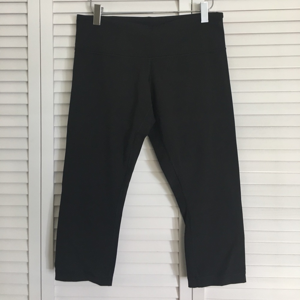 Lululemon Wunder Under Mid-Rise Capri.